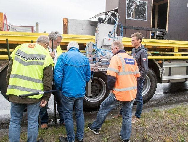 Lastebil setter brøytestikker